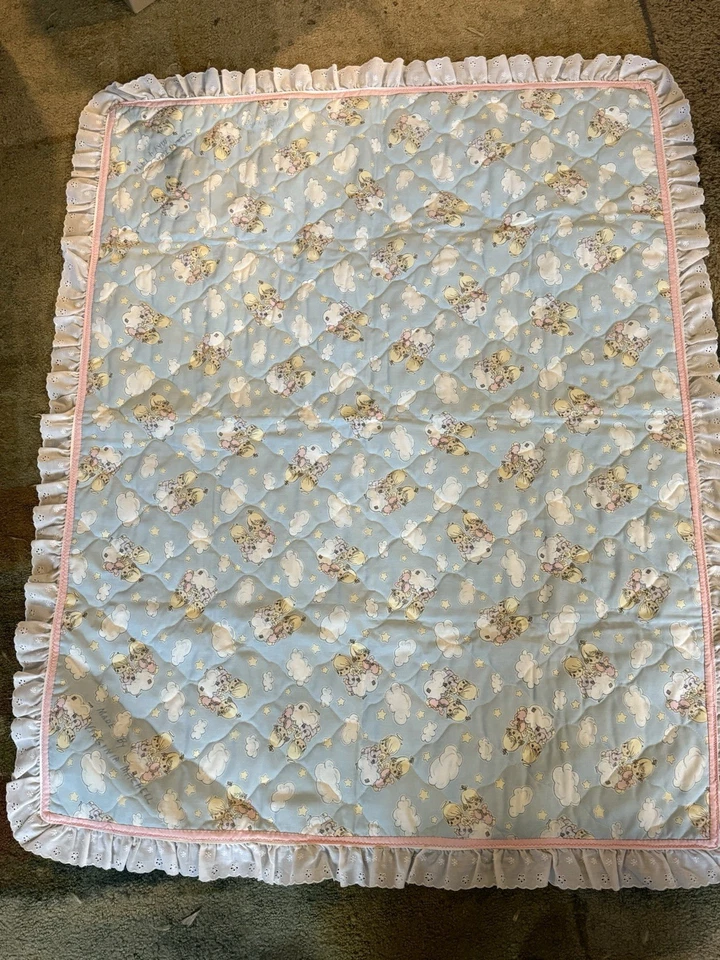 Cuna de bebé vintage, hecha a mano, Precious Moments, 48”/38” borde rosa años 90’s Foto 2 de 4