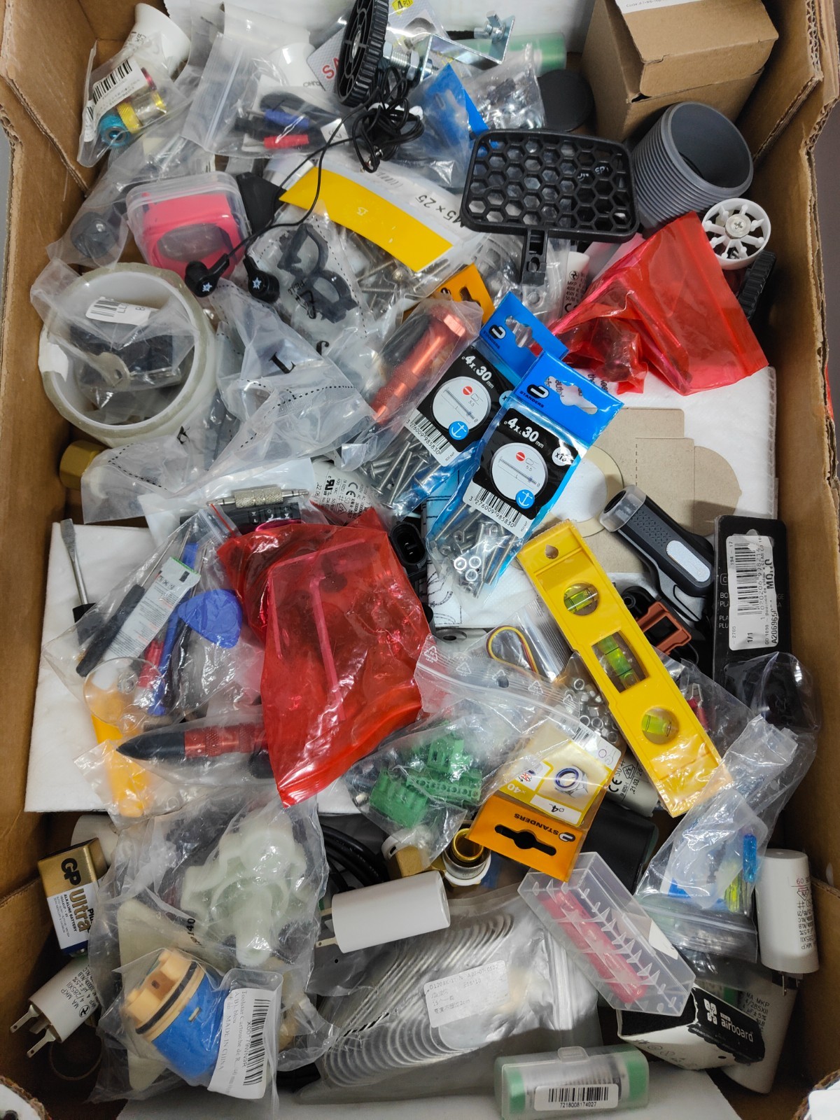 Assortiment quincaillerie et outillage de bricolage lot de 100 pièces