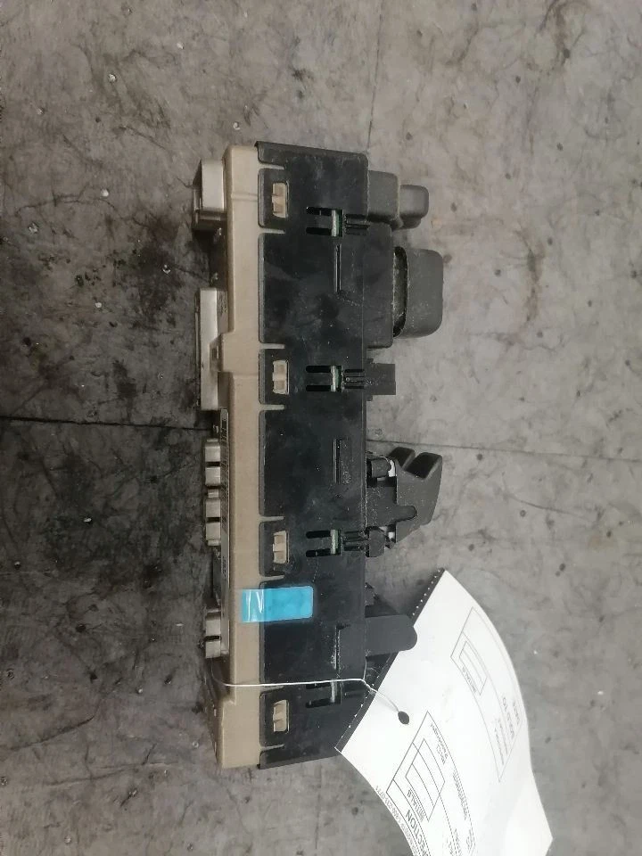 Interruptor de porta frontal driver Driver's Master Fits 03-07 Sierra 1500 Pickup 1528018 - Imagem 2 de 4