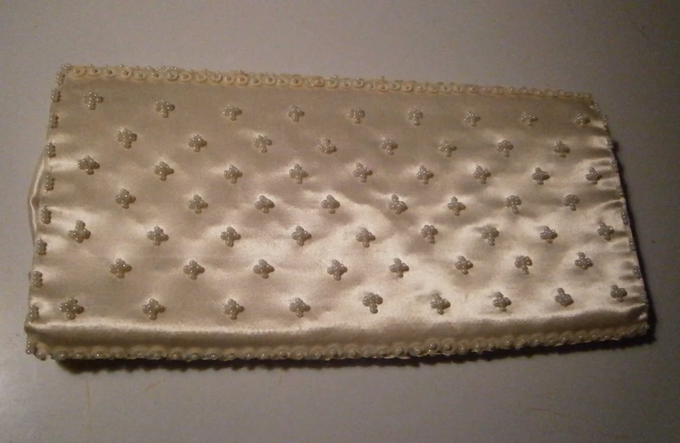 Bolso sin asas de noche de colección marca Star blanco crema satinado con cuentas lentejuelas Hong Kong Foto 4 de 4