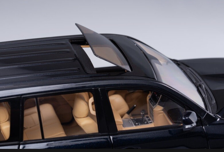 1/18 Toyota Land Cruiser SUV 2020 Black Diecast Model Car by NZG