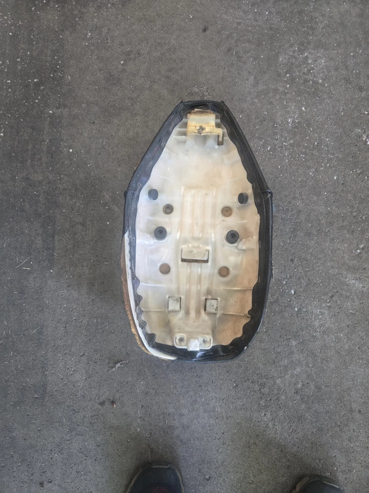 1985 年本田 NQ50 Spree 50 踏板车座椅 — 第 2/2 张图片