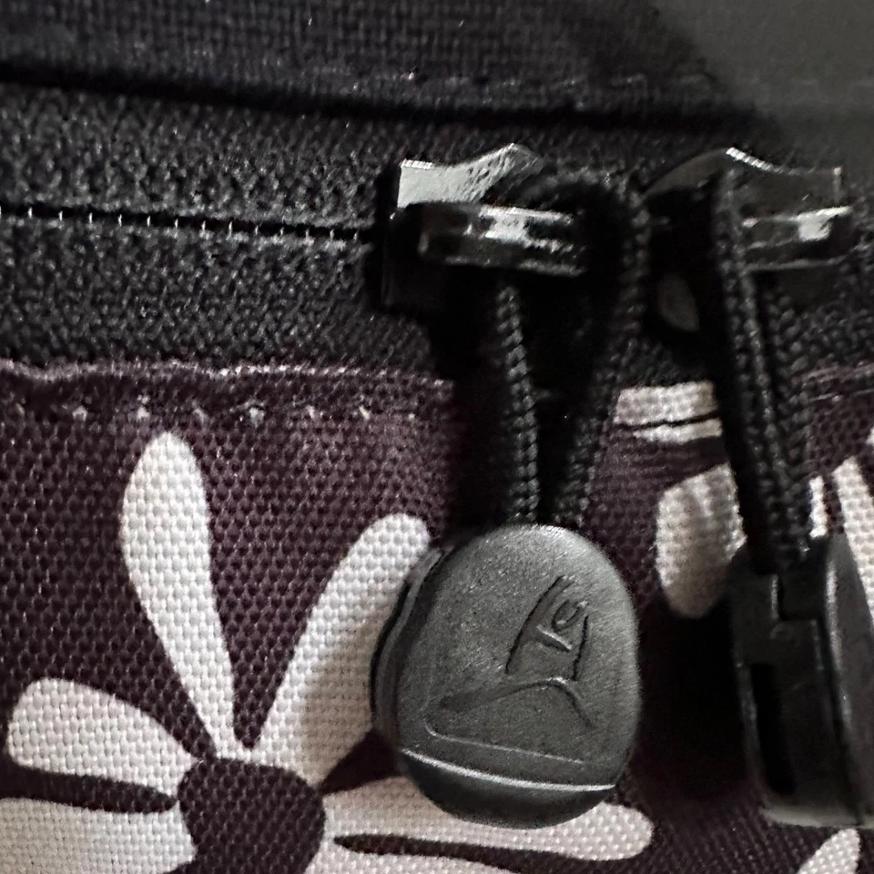 Bandolera Overland Equipment Negra Estampado Floral Margarita Y2K Hecha en EE. UU. Foto 3 de 4