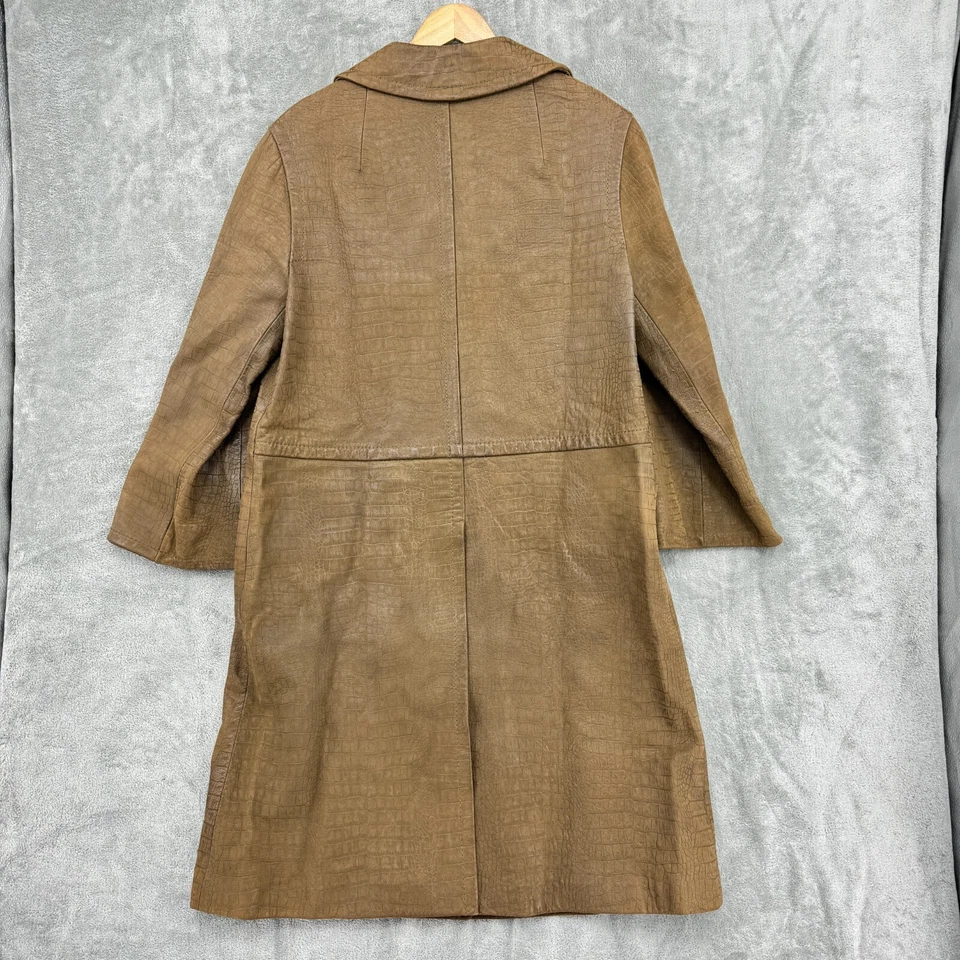 Abrigo vintage para mujer grande de cuero genuino de longitud media con botón de trinchera en relieve Foto 2 de 4