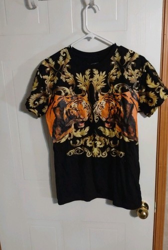 Fresh Laundry Graphic T Shirt Medium