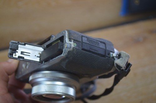Fuji Fujifilm X30 FOR PARTS OR REPAIR NOT TESTED , LOOKS LIKE WATER DAMAGE - Picture 10 of 19