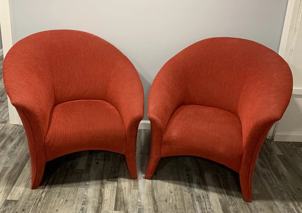 Par de sillones de colección Thayer Coggin esculpidos con respaldo rojo con dos almohadas Foto 3 de 4