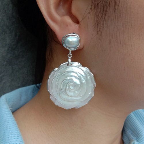 Pendientes colgantes colgantes de flores talladas con cáscara de perlas blancas de 2,4 - Imagen 3 de 6