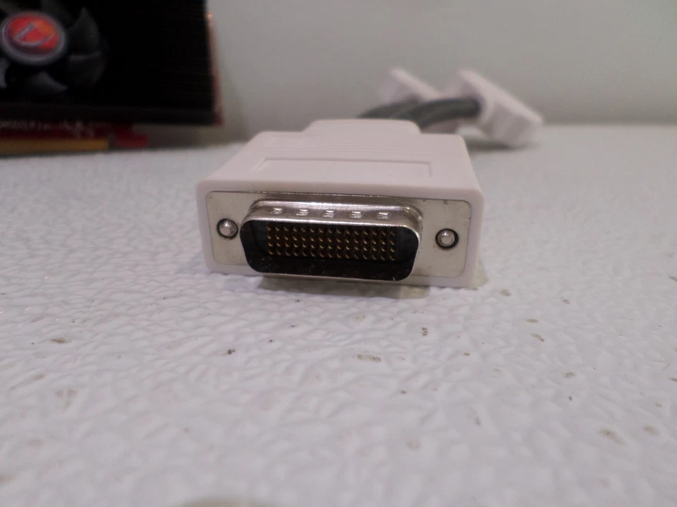 Vision Tek 4650 1GB DMS PCle 4650DMS1SM Graphics Card and Cable - Image 4 of 4