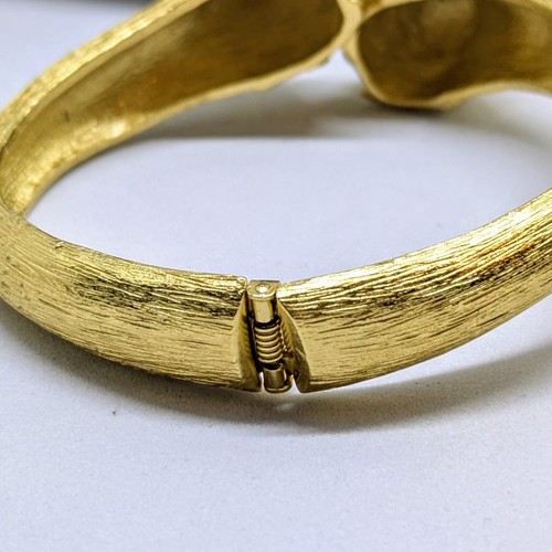 Vintage CROWN TRIFARI Brushed Gold tone Double Lion Face Hinged Cuff Bracelet - Picture 7 of 8