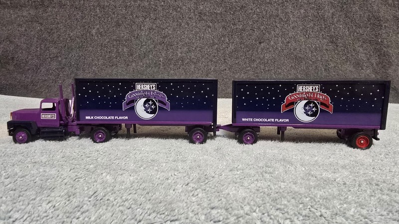 HERSHEYS GOODNITE HUGS AND KISSES DOUBLES NEW 1/64