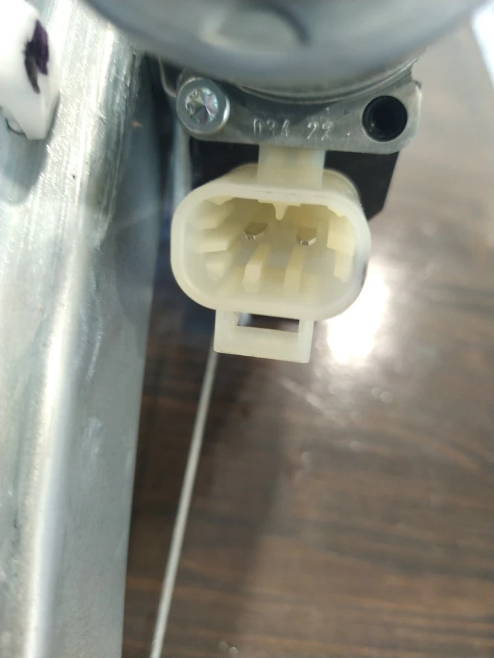 Двигатель регулятора заднего левого стекла - 2010-2012 Cadillac SRX - GM подлинный 22847911 - Изображение 4 из 4