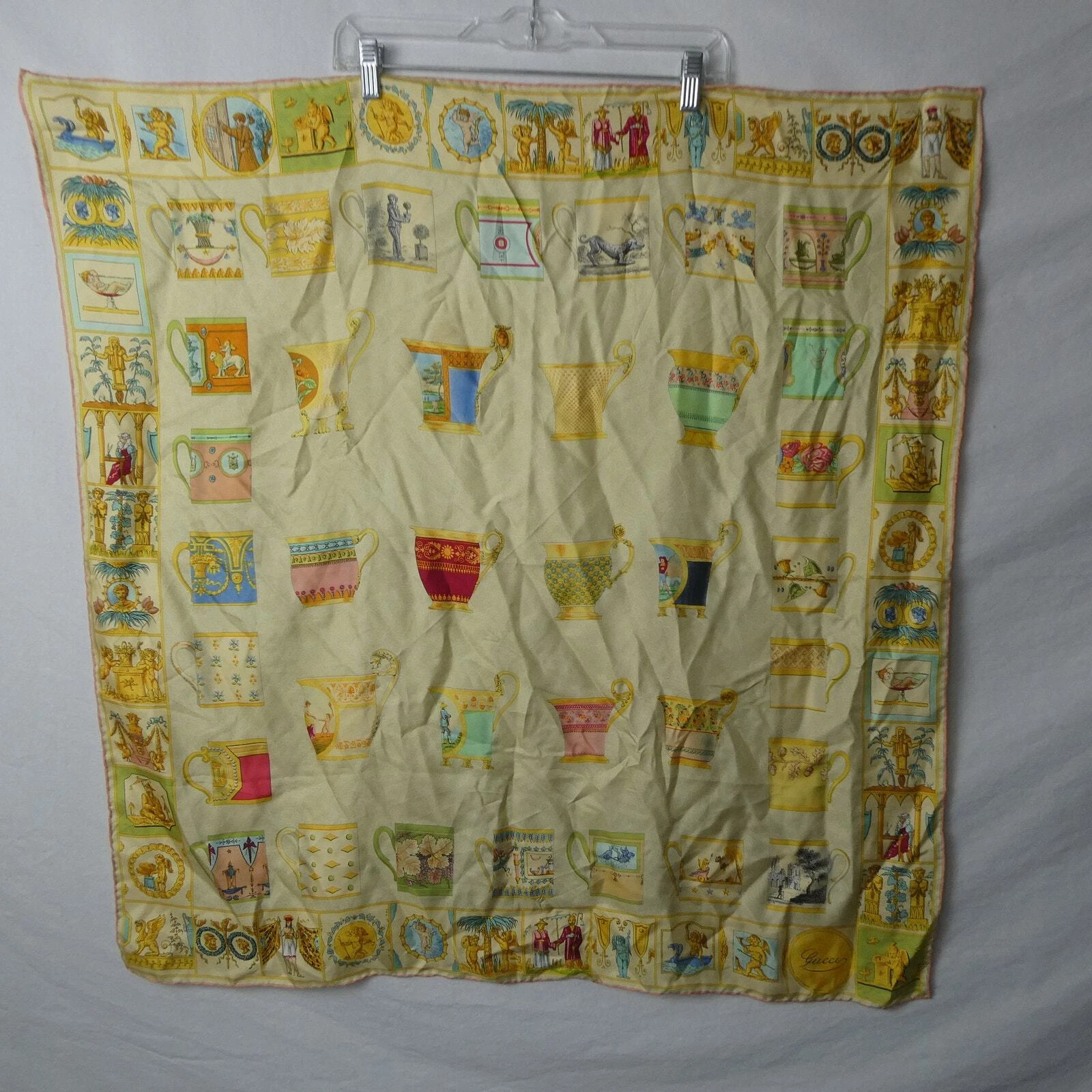 Foulard coupe de thé vintage en soie Gucci portraits carrés chérubin ange caméo multicolore