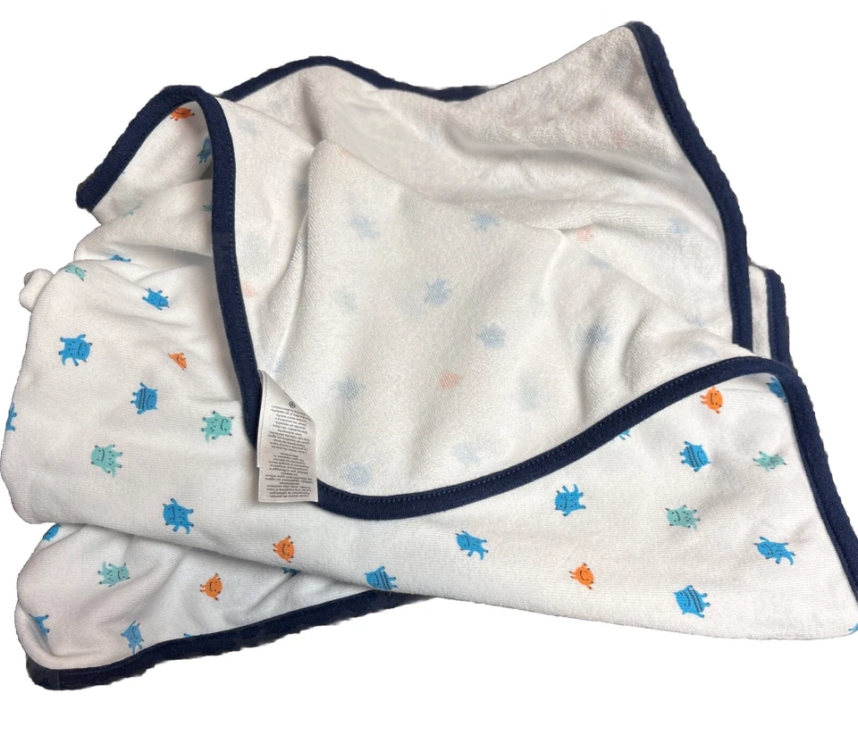 Manta Carter's Child of Mine Monsters Swaddle Recibiendo Blanca y Azul 26"X 30 Foto 4 de 4