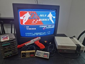 Nintendo NES Console Bundle 11 Games OEM Zapper 2 Controllers Tested Cleaned