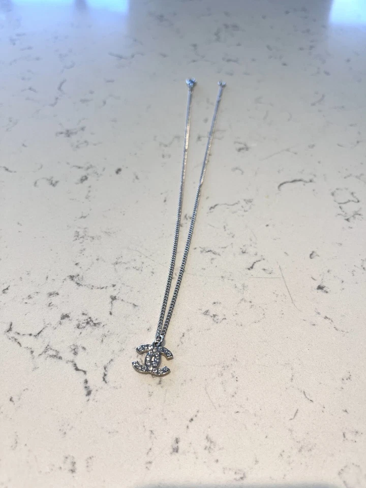 Collar Chanel Plata Marca Coco Logo CC Foto 4 de 4