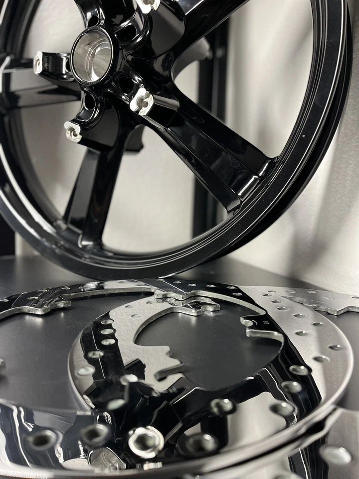 Rueda delantera Harley Muscle 2009-17 personalizada negra VROD VRSCF OEM MAG Exchange Foto 4 de 4