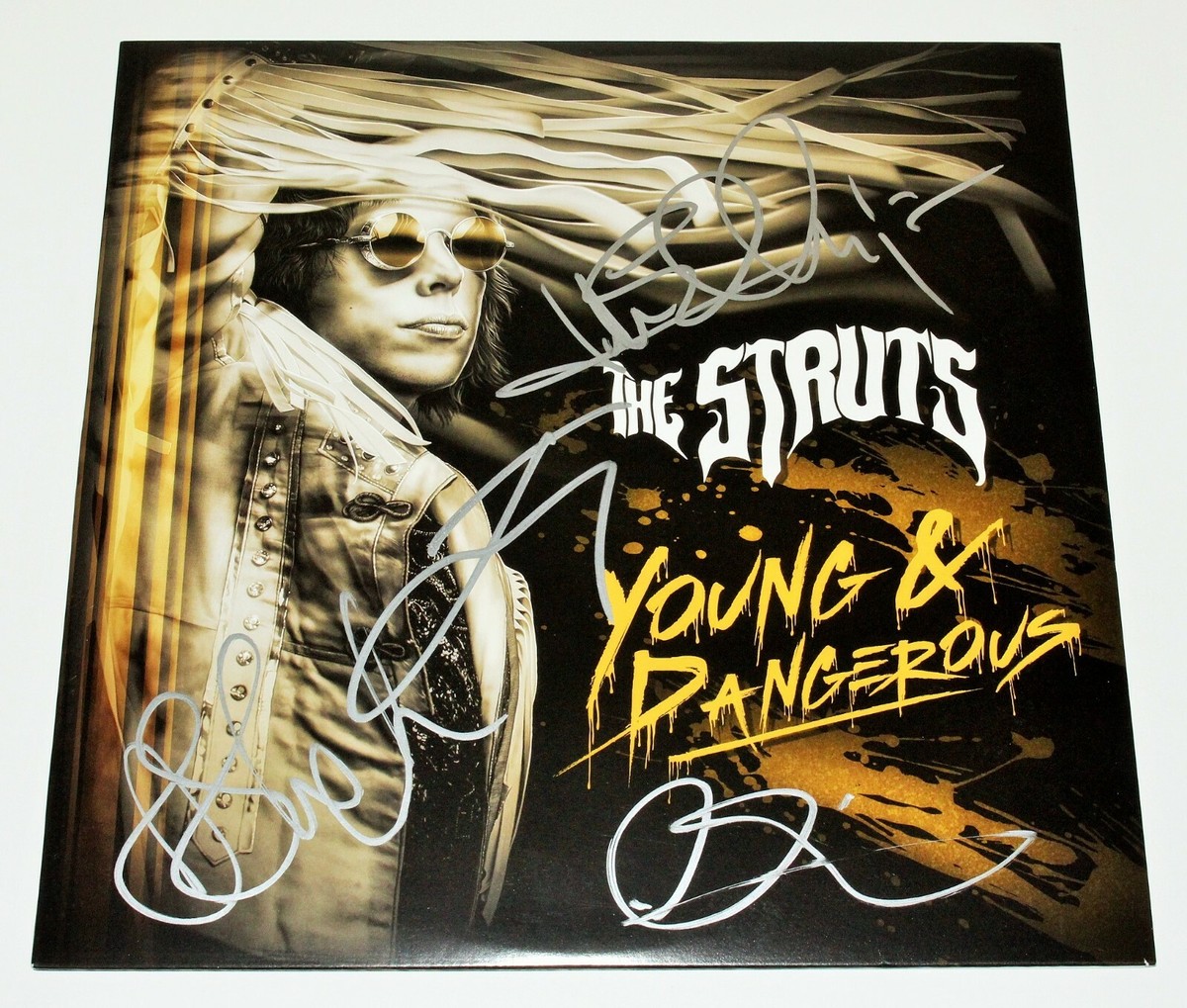The Struts Young & Dangerous 直筆サイン入りアルバム THE STRUTS BAND SIGNED YOUNG & DANGEROUS ALBUM VINYL RECORD