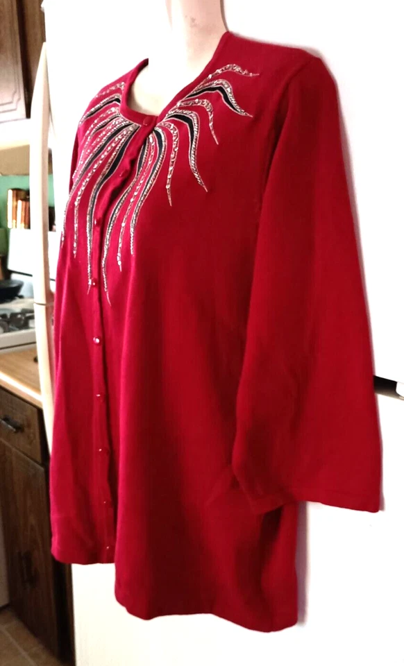 SUÉTER BOB MACKIE WEARABLE ARTE ROJO BORDADO ADORNADO CON BOTONES TALLA 1X Foto 2 de 4