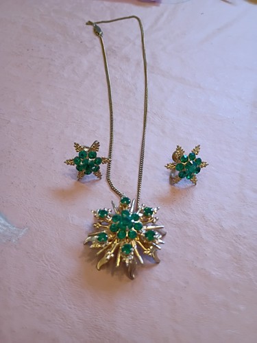 Gold Tone Green Round Stone Flower Necklace Pendant & Earrings Jewelry Set