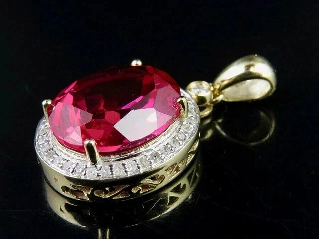 Colgante ovalado de diamantes enchapado en oro amarillo de 14 quilates creado en laboratorio con rubí rojo creado en laboratorio de 3 quilates Foto 4 de 4