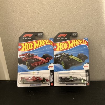 2026 Hot Wheels Scuderia FERRARI HP & Kick Sauber F1 Team Formula 1 Lot of 2 pcs