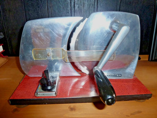 alte Brotschneidemaschine Jupiter Handkurbel manuell Vintage silber/rot shabby
