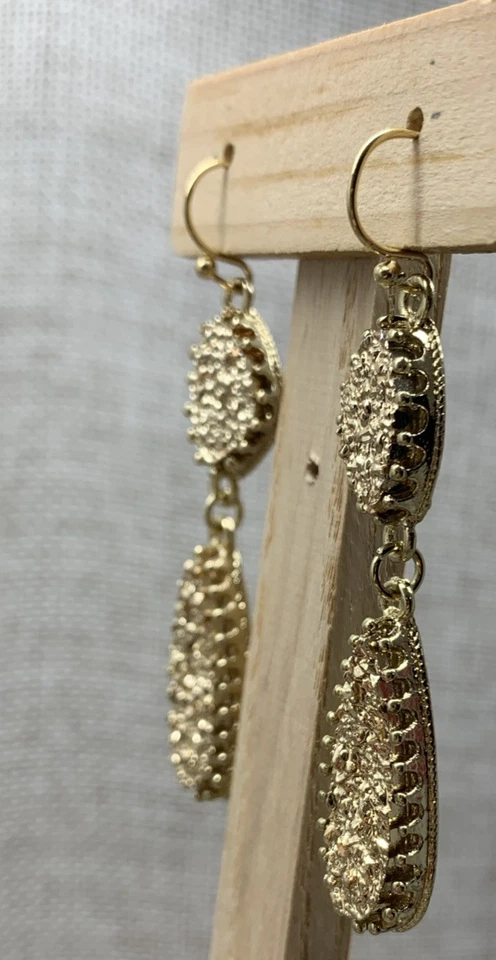 Pendientes colgantes Humble Chic New York para mujer en tono dorado 2" Foto 4 de 4