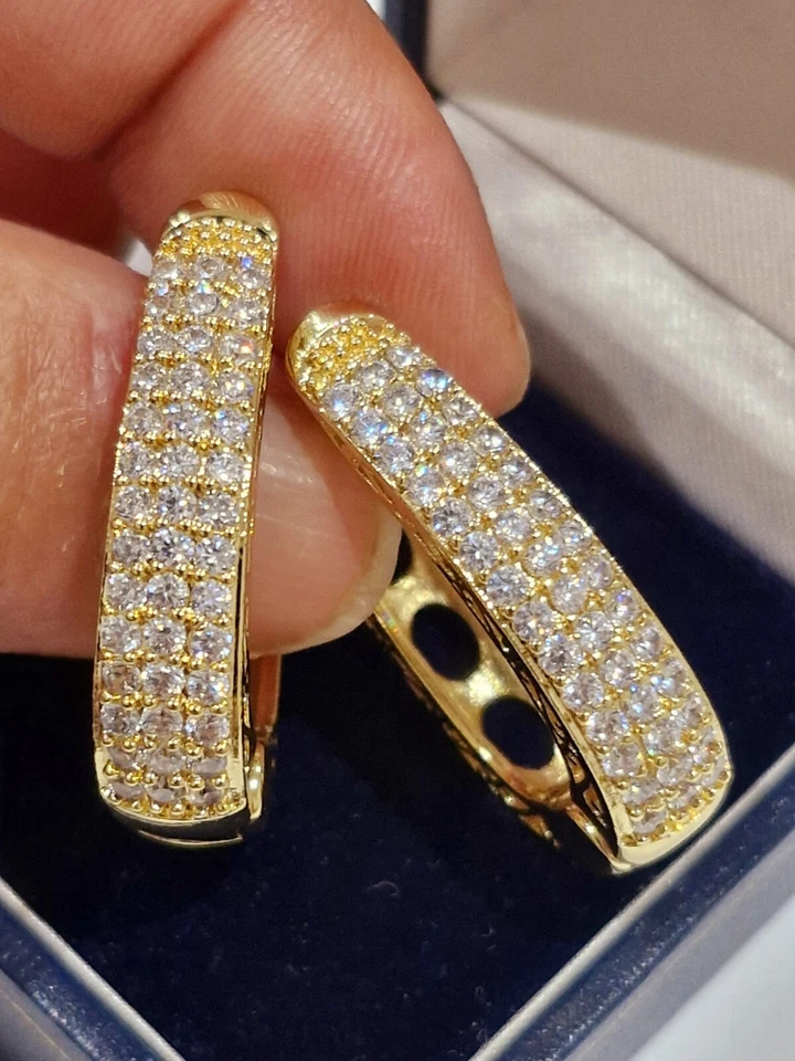 Pendientes Huggie de aro de cristal ovel relleno de oro rosa para mujer hechos con cristal circonita Foto 3 de 4