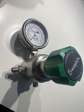 Regulador de presión con medidor de presión Swagelok KPR1FRF412A20000