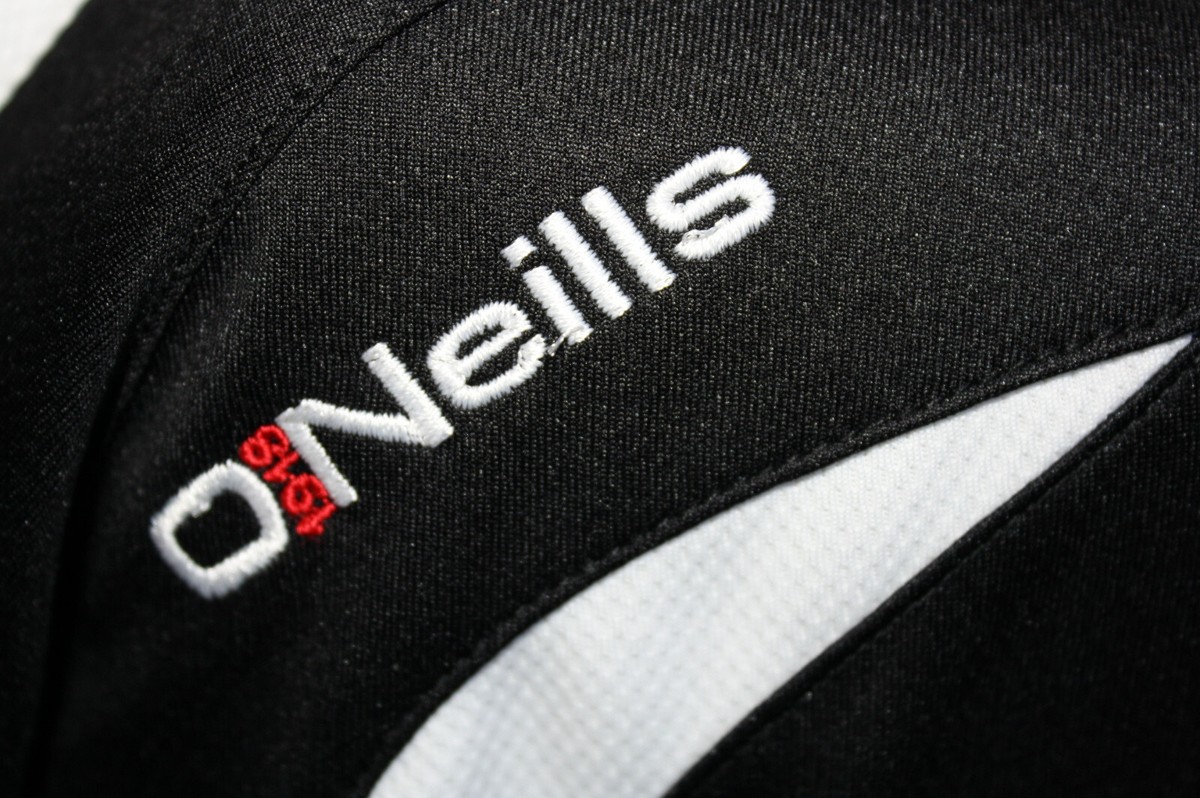 Maillot De Football Gaélique Tyrone GAA – O'Neills – Taille S (étiquette) – Noir