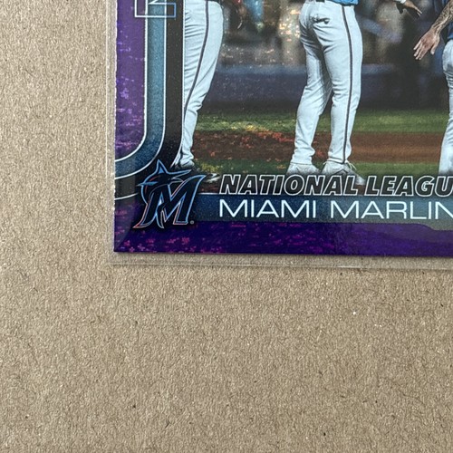 2025 Topps Series 1 Miami Marlins Team Card Purple Holo Foil 73/250 - Bild 7 von 7