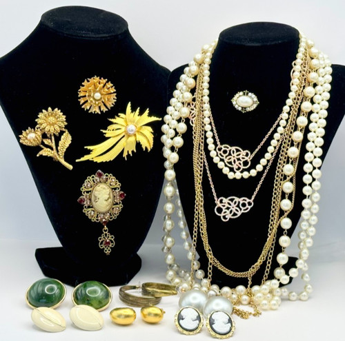 Lot 15 Jewelry Pieces Brooches Necklaces & Earrings Vintage & Contemporary L-1