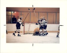 LG20 1988 Orig Color Photo GOPHERS SCORE vs MICHIGAN TECH GOALIE DAMIAN RHODES