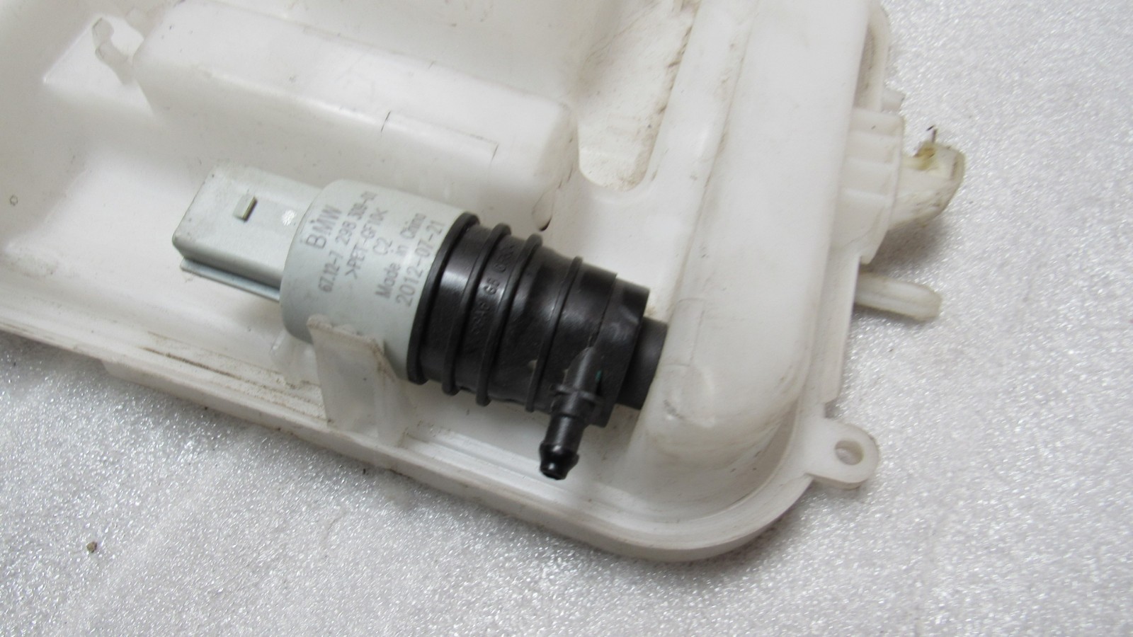 2012 2016 BMW 320i F30 Wiper Washer Water Reservoir With Pump and