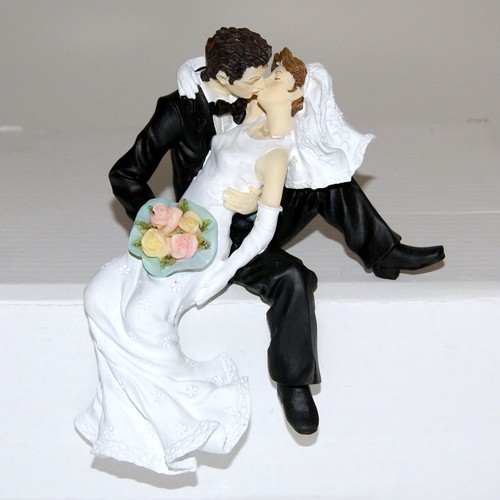 BRAUTPAAR #8 Tortenfigur für Hochzeitstorte - Hochzeit "Sitzend Küssend"