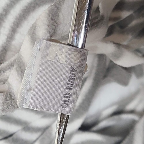 Old Navy Gray and White Fleece Scarf With Feather Pattern - Picture 5 of 8