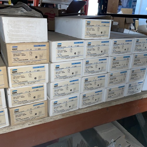 (C)(QTY 10) Arrow Hart 5251 Single Receptacle Side Wired 15A125V 2P 3W Nema 5-15 - Picture 2 of 8