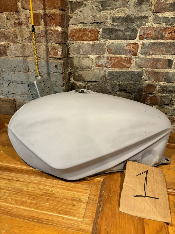 Бензобаки 1982 Suzuki Katana/GSX1100 - Изображение 3 из 4