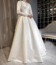 Elegant Long Sleeves Muslim Wedding Dresses V Neck Satin Bridal Gowns