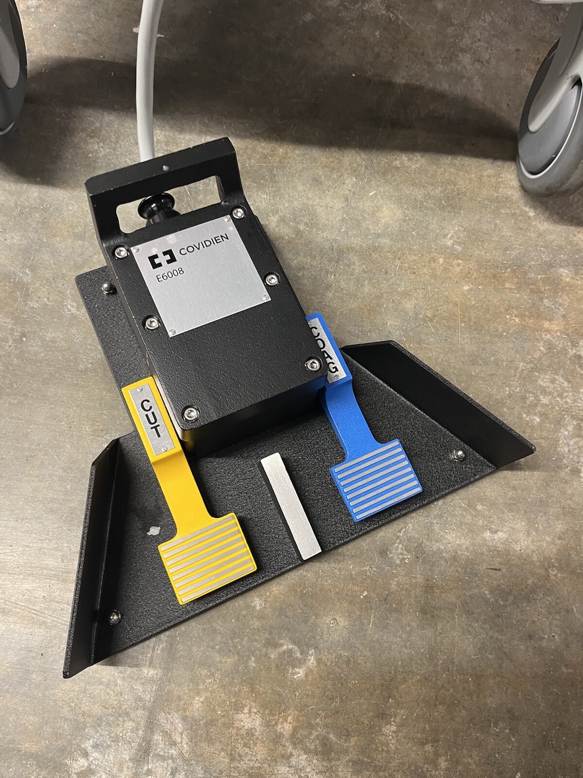 Covidien Valleylab FT10 Electrosurgical Unit With Cart Foot Pedals