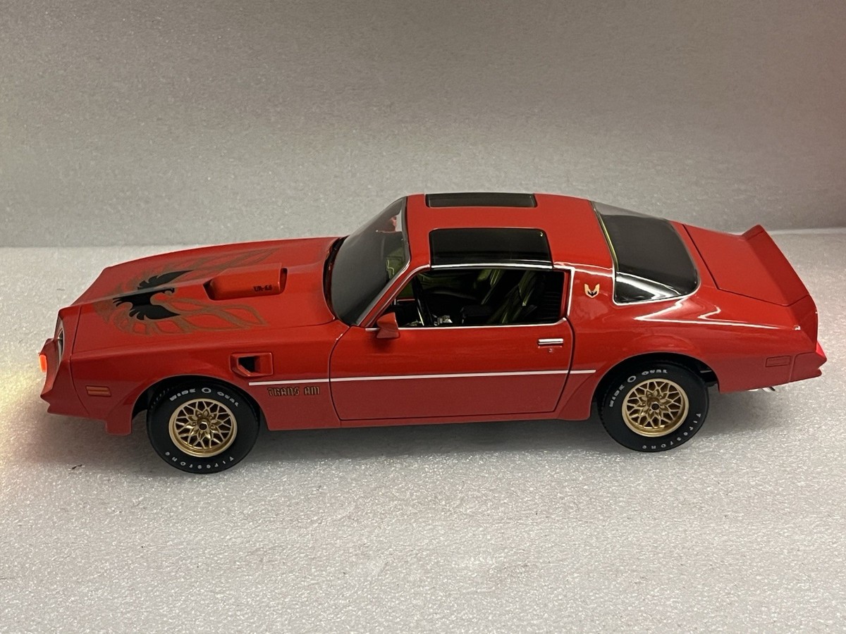 1977 PONTIAC FIREBIRD T/Aの1/18スケールモデル 1977 Pontiac Firebird T/A Trans Am Starlite Black with