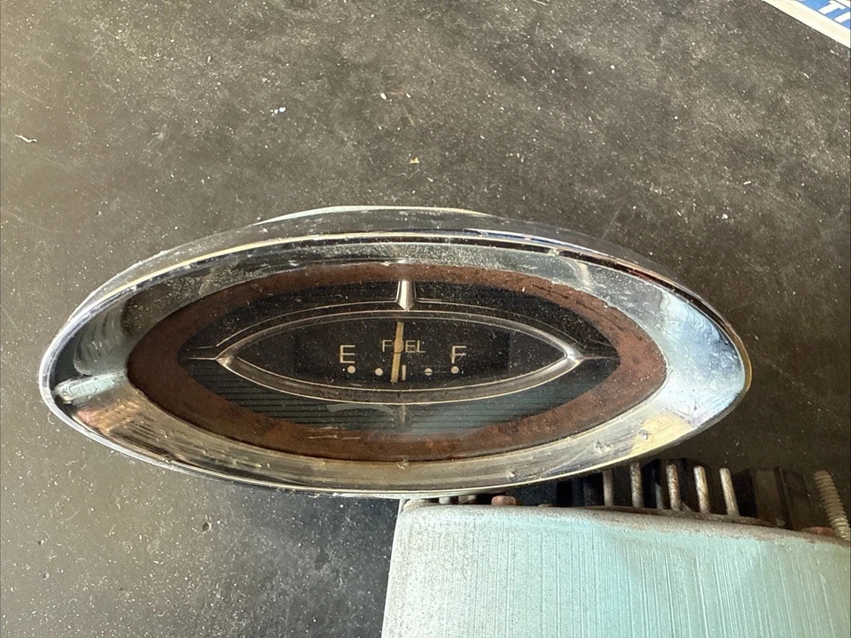 1961 Oldsmobile Super 88 праздничный указатель топлива и масла - Изображение 2 из 4