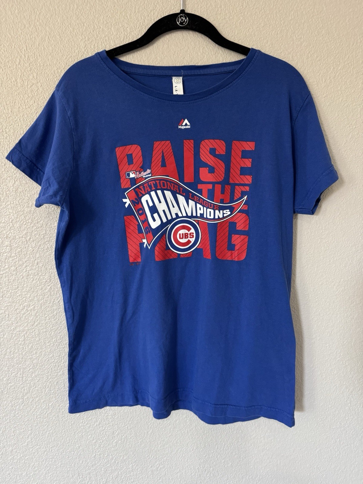 Camiseta Chicago Cubs 2016 Champions Raise the Flag para mujer grande LAT azul MLB