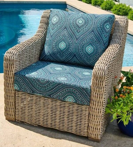 BETTER HOMES & GARDEN OUTDOOR TIEFE KISSEN SET BLAU MEDAILLON IN DER HAND ZUM VERSAND