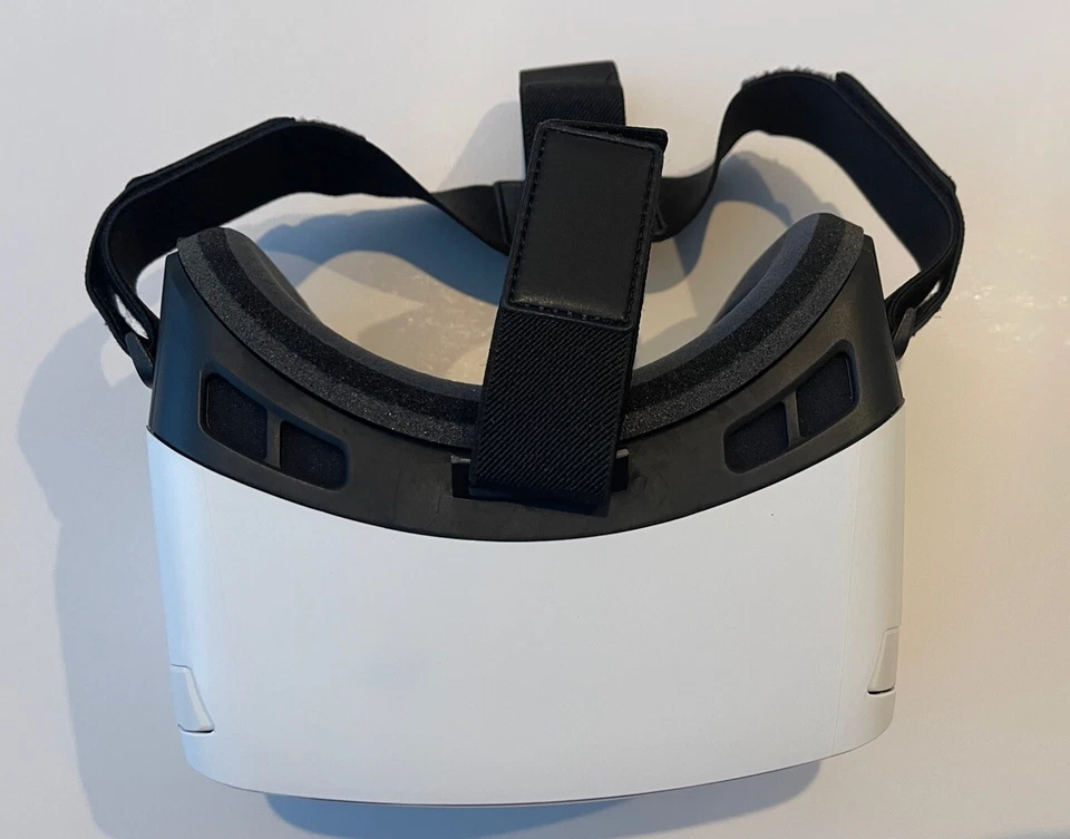 VR One Goggles Plus Headset Zeiss Virtual Reality Interactive 2017 Travel Case - Image 4 of 4