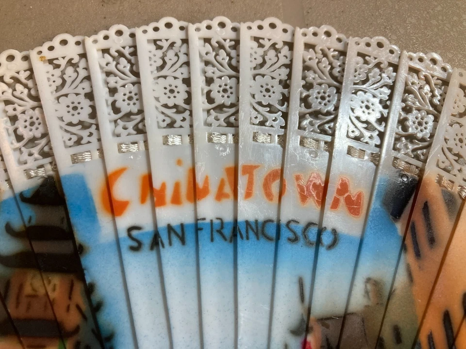 Ventilador de mano de plástico plegable vintage marfil años 60 Chinatown, San Francisco de colección Foto 3 de 4