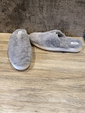 Women s size 11 TOMS Slippers faux fur lined slippers/shoes