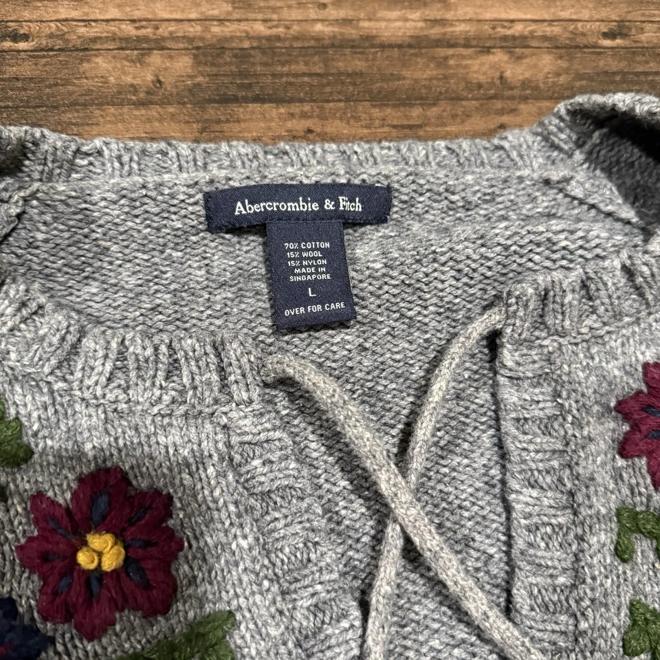 Suéter Y2K Abercrombie Fitch manga alargada bordado floral cinza tamanho G lã - Imagem 3 de 4