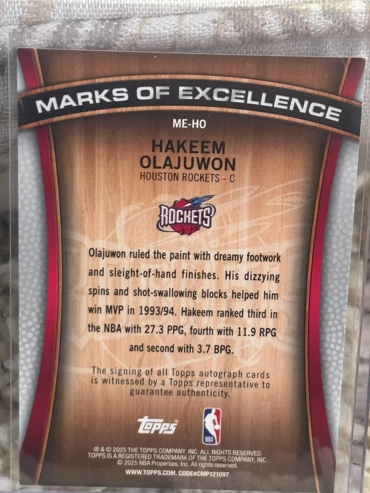 Holograma de baloncesto Hakeem Olajuwon 2025-2026 Topps marcas de excelencia automáticas Foto 2 de 2